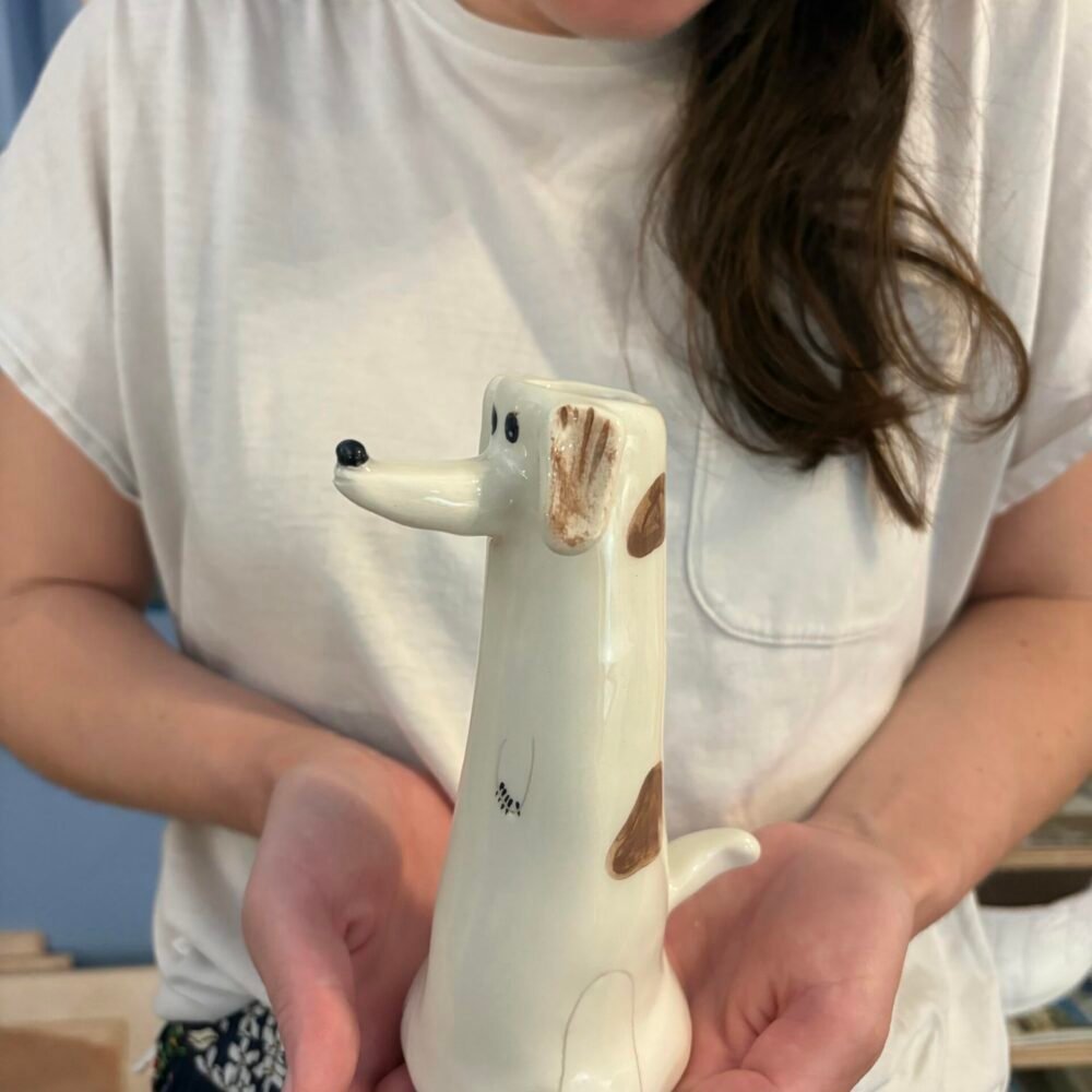 Μαθήτρια παρουσιάζει το πήλινο γλυπτό σκύλου που έφτιαξε στα μαθήματα κεραμικής στο Theta for Ceramics.