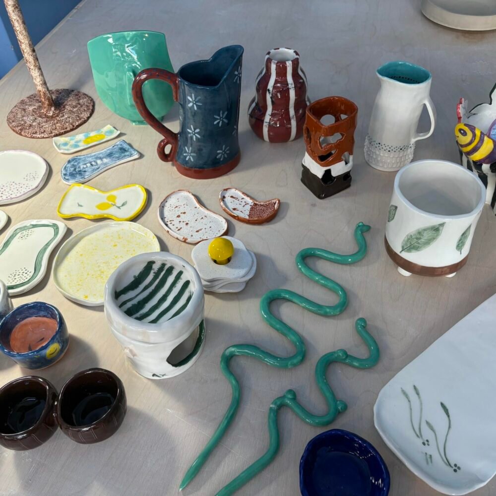 Συλλογή από κανάτες και αφηρημένα γλυπτά, φτιαγμένα με τεχνικές που διδάσκονται στα μαθήματα κεραμικής.