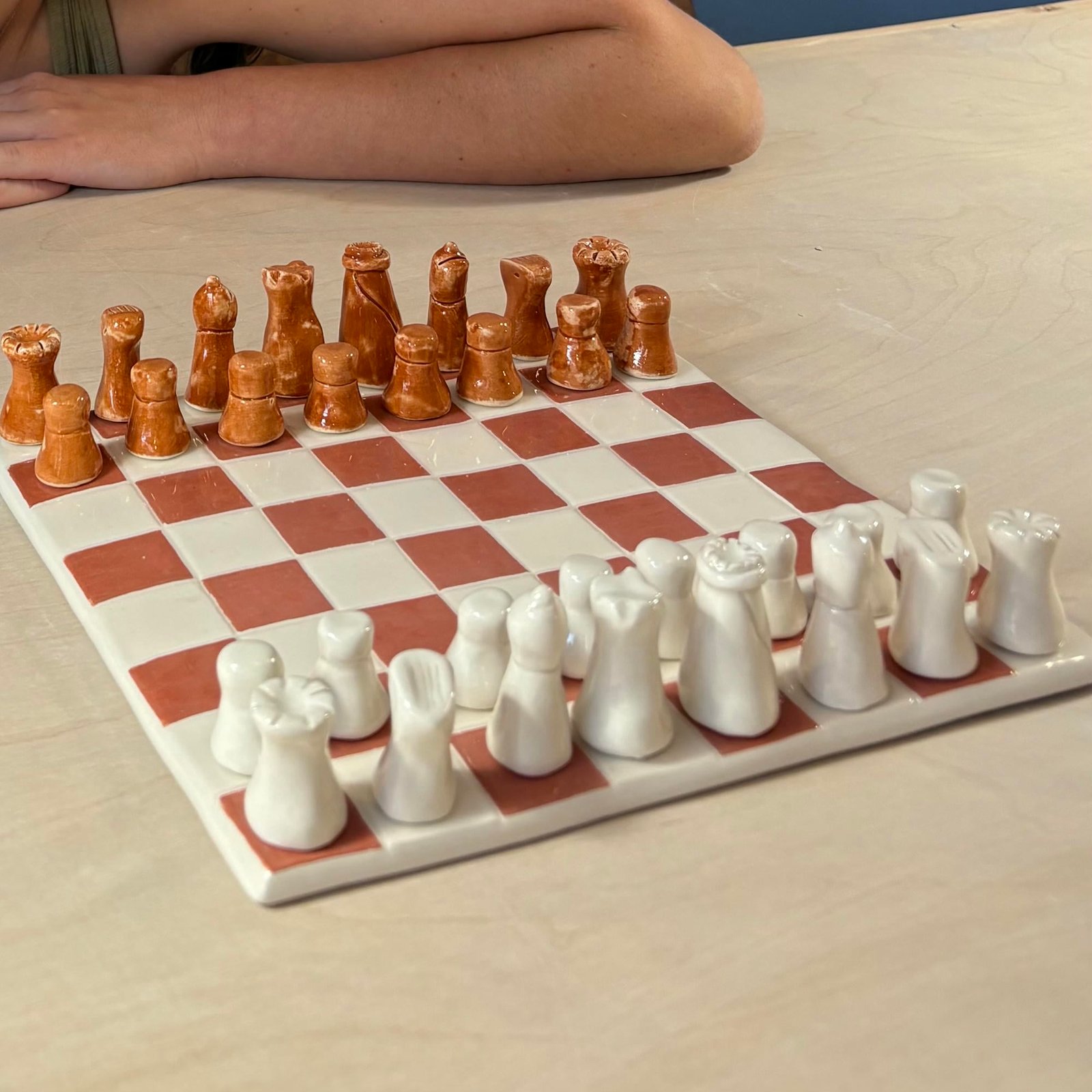 Μια εντυπωσιακή χειροποίητη κεραμική σκακιέρα με πιόνια, ένα ιδιαίτερο και απαιτητικό έργο που δημιουργήθηκε στα μαθήματα κεραμικής στο εργαστήριό μας Theta for Ceramics στου Ζωγράφου.
