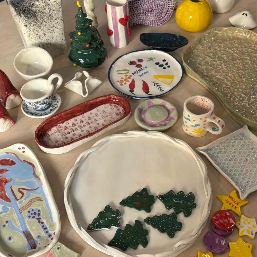 Πολύχρωμα χειροποίητα αντικείμενα που δημιουργήθηκαν στα μαθήματα κεραμικής του Theta for Ceramics στου Ζωγράφου.